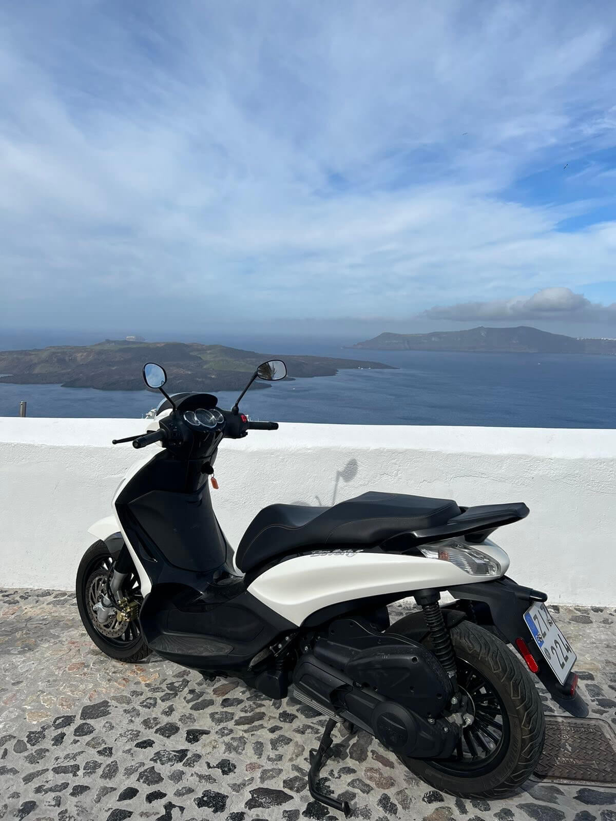 Rent a scooter in Santoirni